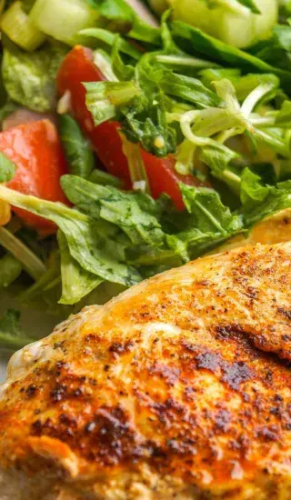 Javorové kuře na salátu