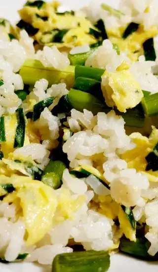 Rizoto se seitanem, sušenými houbami a rajčaty