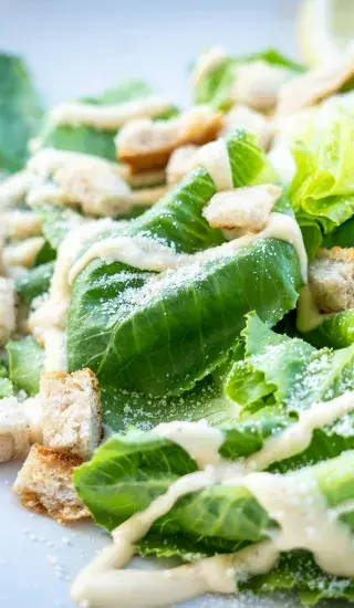 Křupavý salát s medovou zálivkou