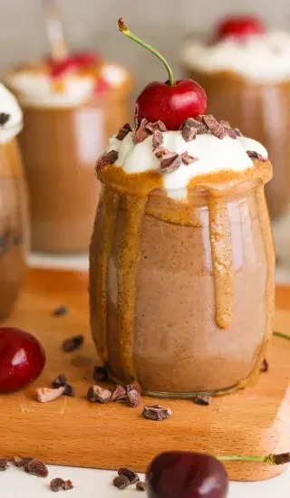 čokoládový pohár s třešněmi