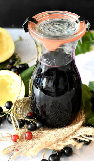 Víno z černého a červeného rybízu