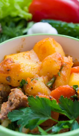 Zapečené brambory s kapustičkami a mletým masem