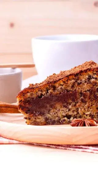 Vláčný zázvorovo-datlový dort