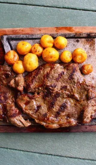 Kotletky se sýrem a bramborami