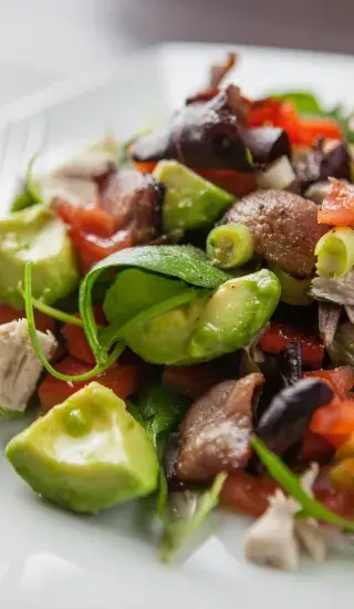 Salát s kuřetem a slaninou