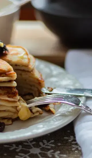 Lívanečky s borůvkovým žahourem a tvarohovým krémem