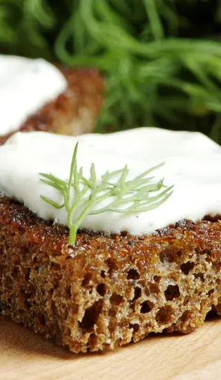 Mrkvový hrníčkový koláč s kokosem