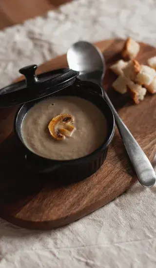 Houbová polévka se slaninou a červeným vínem