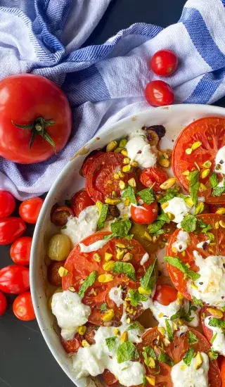 Zapečná rajčata se sýrem a olivami