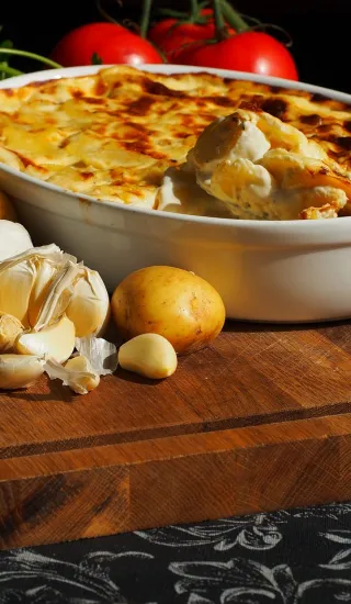 Zapečené brambory s kuřecím masem a nivou