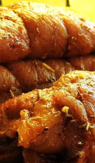 Vepřové roládky s omáčkou a česnekovými bramborami