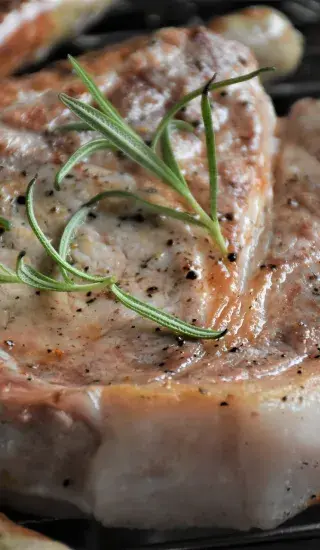 Vepřový steak se salátem z čekanky, jablek a vlašských ořechů