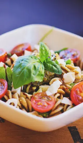 Těstoviny s rajčaty a fetou