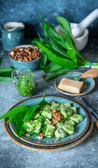 Bramborové noky s medvědím česnekem a pestem