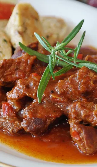 Hovězí guláš s kapií