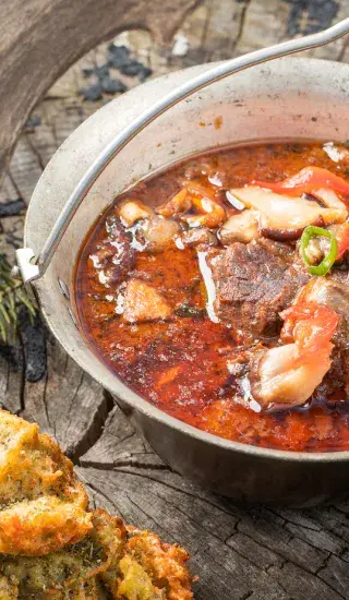 Dančí guláš s houbami