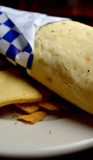 Domácí gyros s tzatziky a pita chlebem