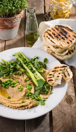 Grilované chlebové placky s hummusem a jarní zeleninou