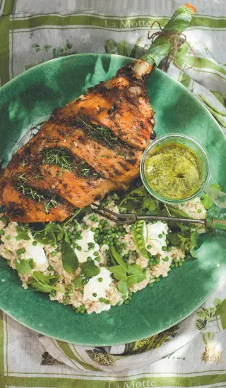 Jehněčí kýta s rizotem a hráškem