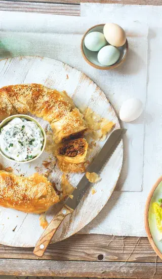 Věnec z filo těsta s mletým jehněčím a mátovým jogurtem