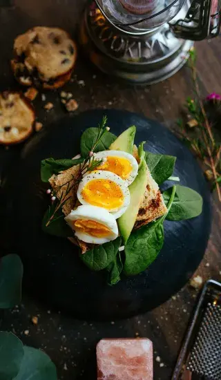 Avokádový salát s vařeným vejcem 