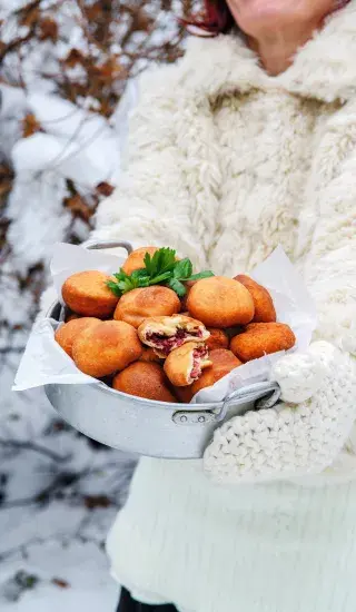 Koblihy s červeným zelím, uzeným a křenem