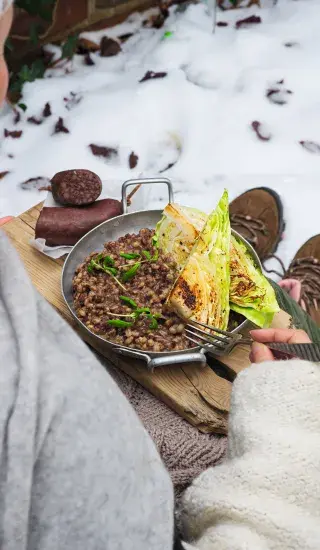 Kroupoto s jelítkem a opékaným špičatým zelím