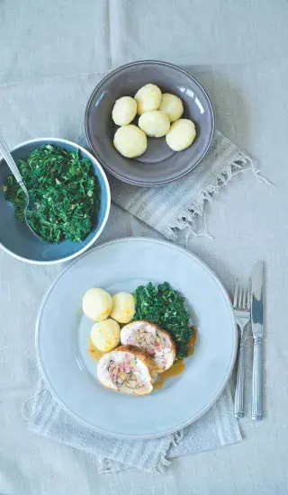 Kuřecí roláda se špenátem a bramborovými knedlíky