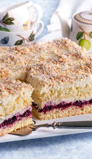 Kokosové řezy s rybízovým džemem