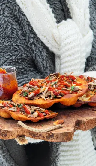 Langoše s trhaným kachním masem a paprikovým kečupem