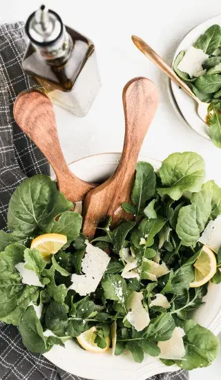 Srdíčka zeleného salátu se zálivkou