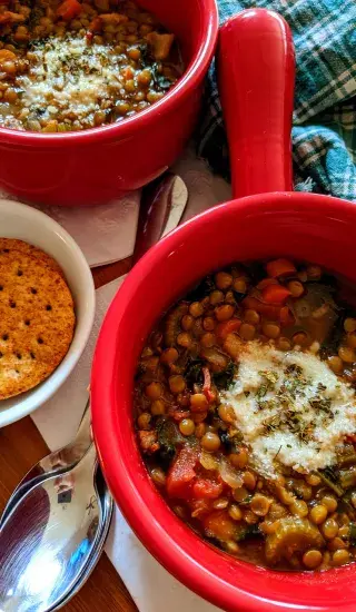 Čočková polévka s opečenou cibulí