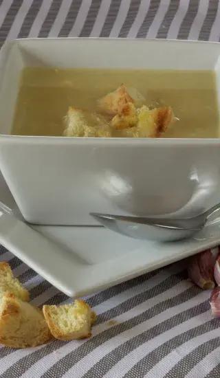 Francouzská krémová česneková polévka