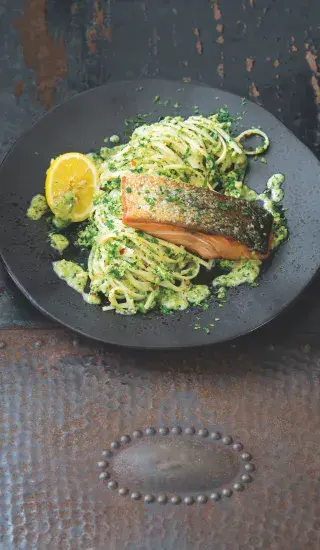 Linguine s lososem a brokolicí