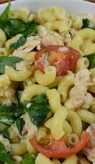 Těstovinový salát s tuňákem a kukuřicí