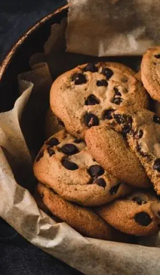 Cookies s třtinovým cukrem, rozinkami a ořechy