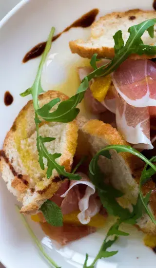 Tmavá šunka s ovocou salsou