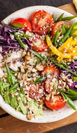 Salát z bílého chřestu s pažitkovou zálivkou a vařeným vejcem