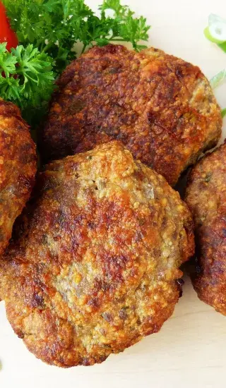 Kapustové karbanátky s bramborovo-sýrovou kaší 