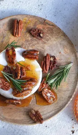 Sýr s bílou plísní a medovými ořechy