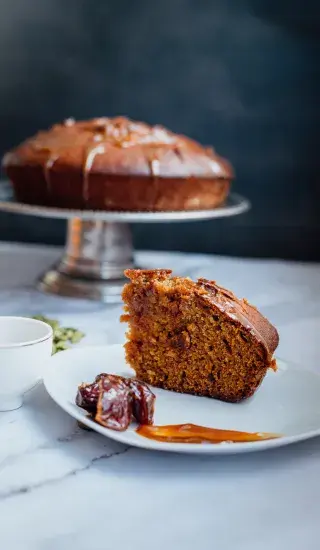 Medový chlebíček s datlemi a vlašskými ořechy