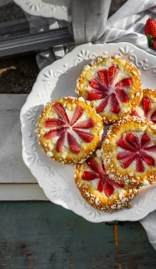 Bazalkové koláče s tvarohem a jahodami podle Jany Pokorné