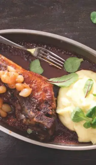 Ocásky na pivu s bramborovo-křenovým pyré a cibulkami