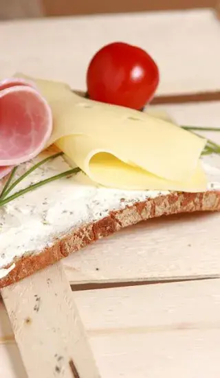 Chléb se šunkou a sýrem