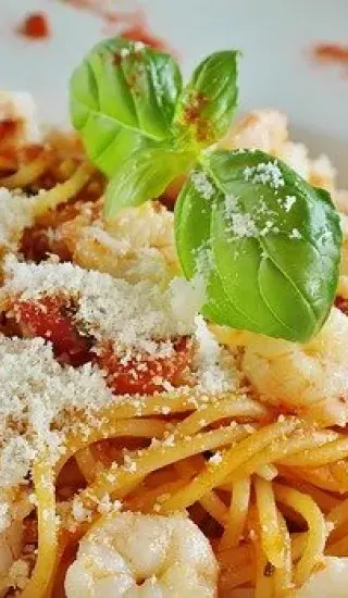 Špagety s pestem, slaninou a sušenými rajčaty