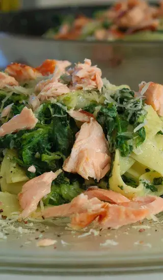 testoviny s uzenym lososem