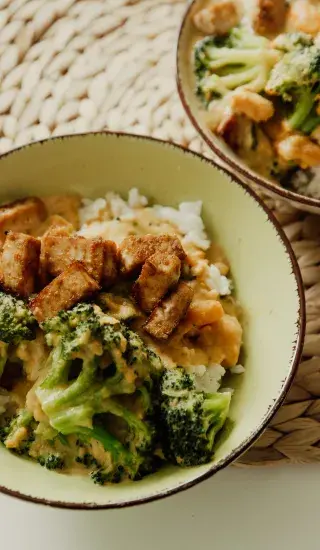 Kuře s brokolicí, citronem a kešu