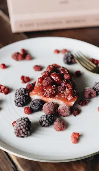 Jednoduchý cheesecake s jahodovou polevou