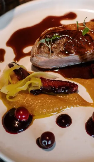 Kančí steaky na brusinkách se šťouchanmými brambory