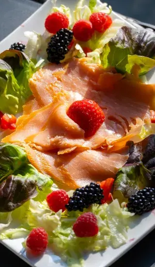 salát s lososem a jahodami